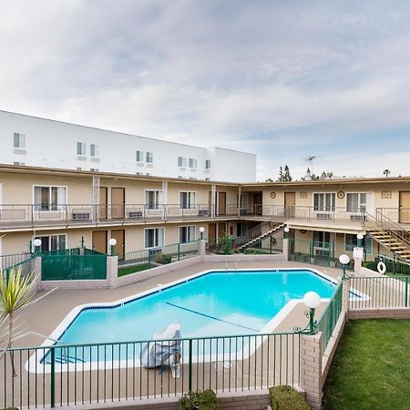 Americas Best Value Inn & Suites Anaheim Exterior photo