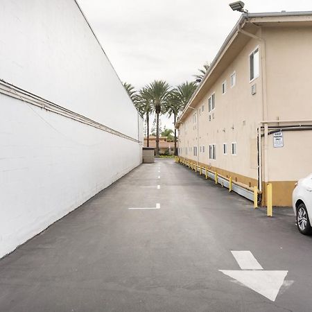 Americas Best Value Inn & Suites Anaheim Exterior photo