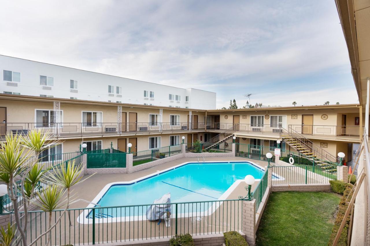 Americas Best Value Inn & Suites Anaheim Exterior photo