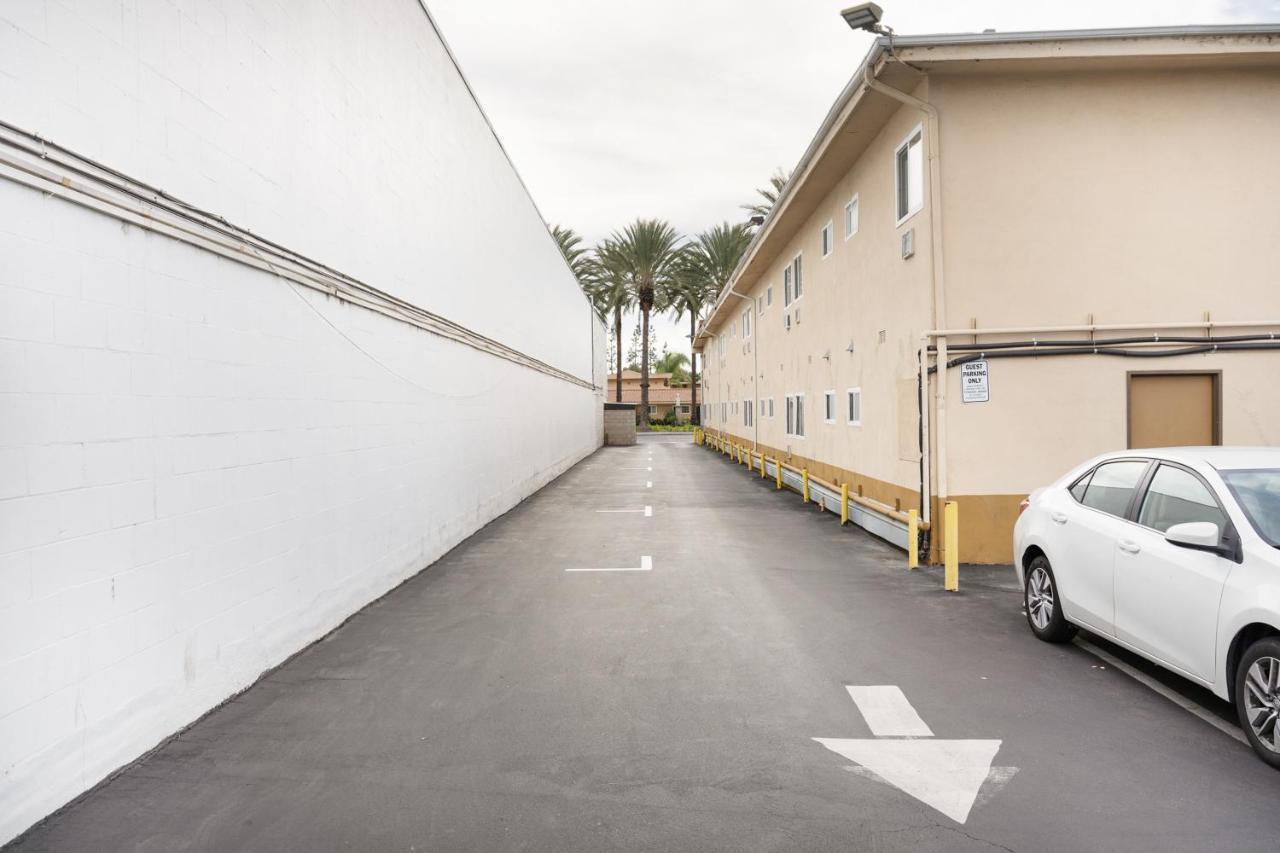 Americas Best Value Inn & Suites Anaheim Exterior photo