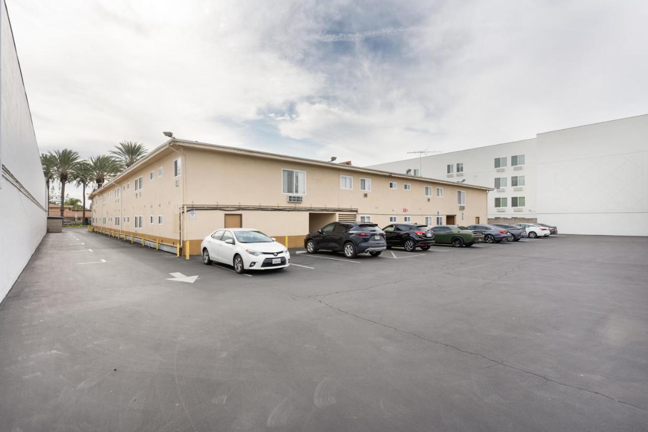 Americas Best Value Inn & Suites Anaheim Exterior photo